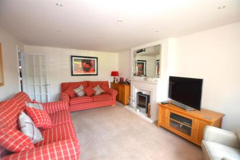 7 Gilpin Cres living room.JPG