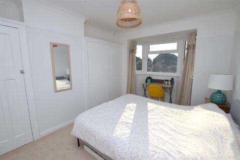 233 Whitton Dene bed2.JPG