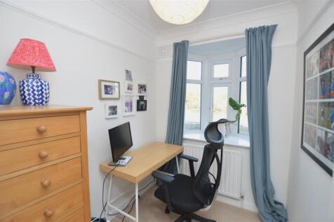 233 Whitton Dene bed3.JPG