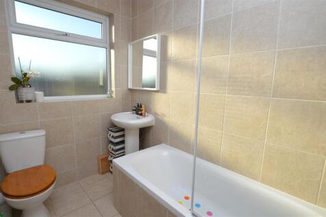 233 Whitton Dene bathroom.JPG