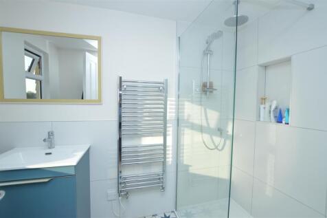 233 Whitton Dene ensuite.JPG