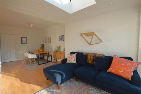 233 Whitton Dene family room.JPG