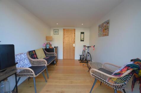 233 Whitton Dene studio2.JPG