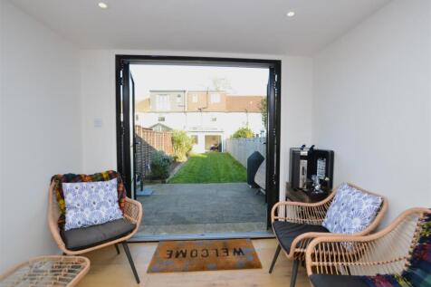 233 Whitton Dene studio.JPG