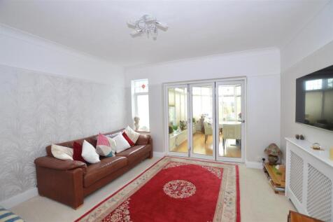 29 Old Manor Drive rear room .JPG