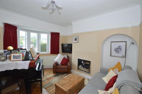 29 Old Manor Drive front room 2.JPG