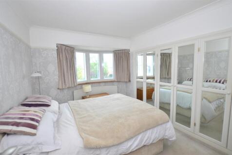 29 Old Manor Drive bed 1a.JPG