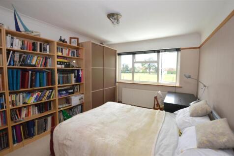 29 Old Manor Drive bed 2.JPG