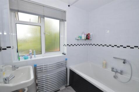 29 Old Manor Drive bath.JPG