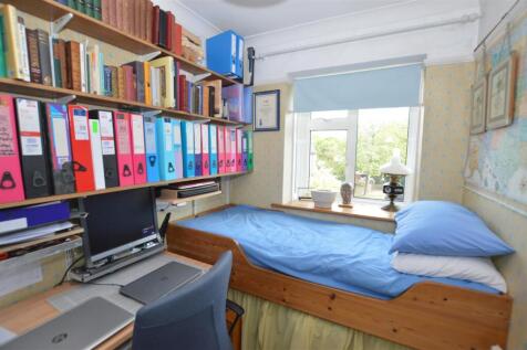 29 Old Manor Drive Bed 3.JPG