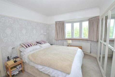 29 Old Manor Drive bed 1.JPG