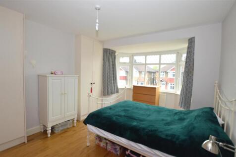 10 Shirley Drive bed 1.JPG