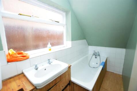 138 Whitton Road bathroom.JPG