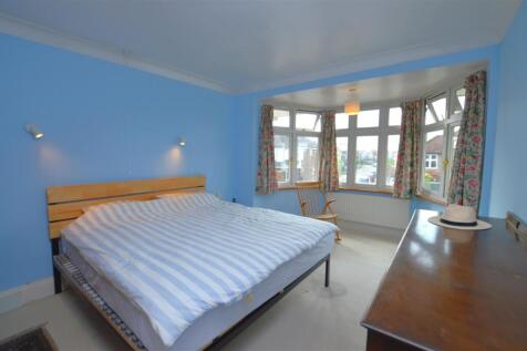 33 Strathearn Avenue bed2.JPG