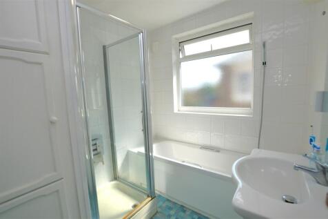 33 Strathearn Avenue bathroom.JPG