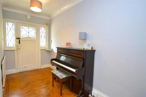 33 Strathearn Avenue hall.JPG