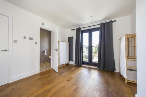 231 Whitton Dene Bed top.jpg