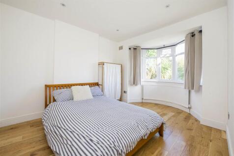 231 Whitton Dene bed 1.jpg