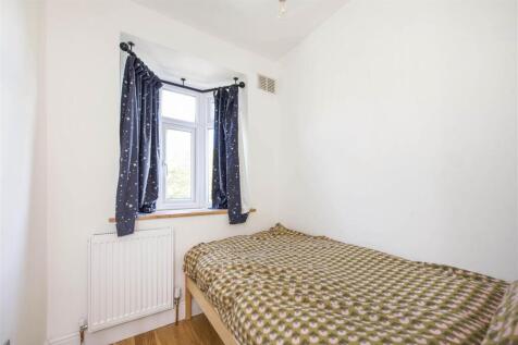 231 Whitton Dene bed 4.jpg