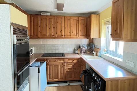 32 Saxon Road kitchen.jpg