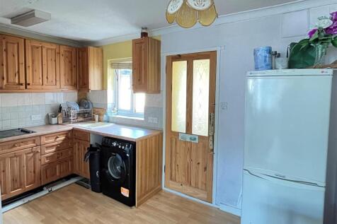 32 Saxon Road kitchen 2.jpg