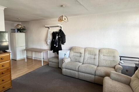 32 Saxon Road living Room 2.jpg