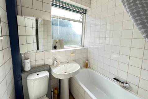 32 Saxon Road bathroom.jpg