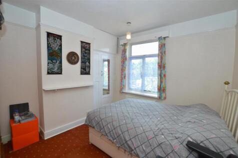 31 Argyle Avenue bed2.JPG