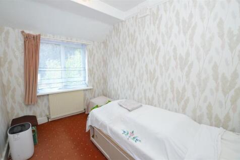 31 Argyle Avenue bed3.JPG
