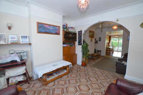 31 Argyle Avenue living room2.JPG