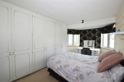13 Cypress Avenue bed 2.JPG