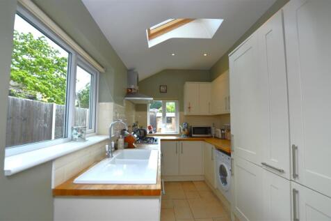 75 Whitton Dene kitchen2.JPG