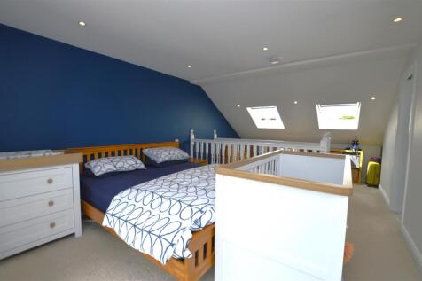 75 Whitton Dene master bedroom2.JPG