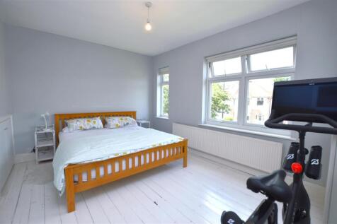 75 Whitton Dene bed2.JPG