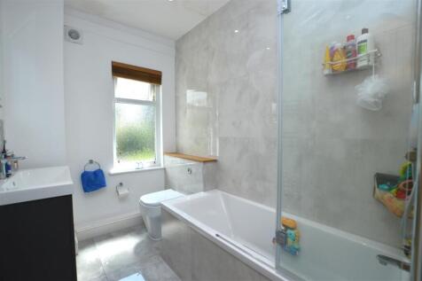 75 Whitton Dene bathroom.JPG
