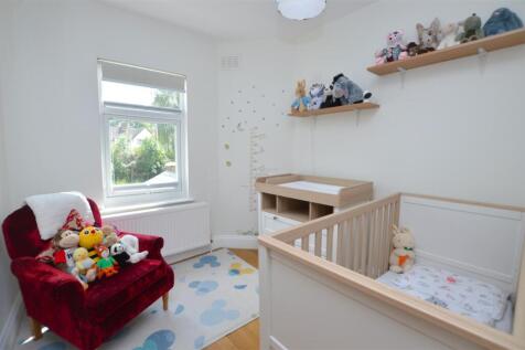 75 Whitton Dene bed3.JPG
