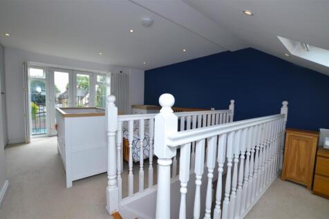 75 Whitton Dene master bedroom4.JPG
