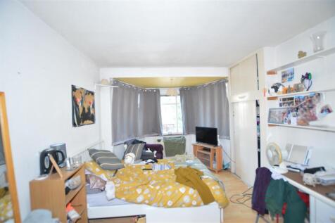 50 Pauline Crescent bed 1.JPG
