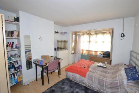 50 Pauline Crescent bed 2.JPG