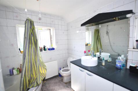 50 Pauline Crescent bath.JPG