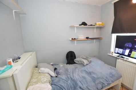 50 Pauline Crescent bed 3.JPG