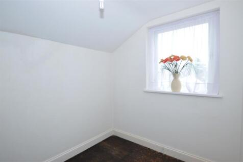 36 Derwent Road bed 3.JPG