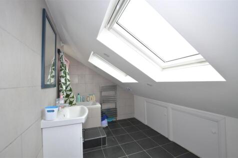 90 Cromwell Road bathroom 2.JPG