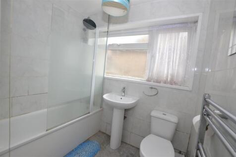 90 Cromwell Road downstairs shower .JPG