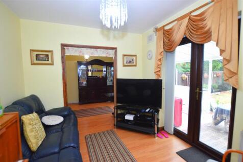 18 Lyndhurst Avenue family room.JPG