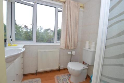 18 Lyndhurst Avenue ensuite.JPG