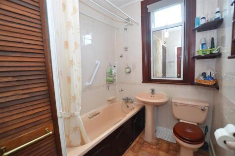 35 Livingstone Road bathroom.JPG