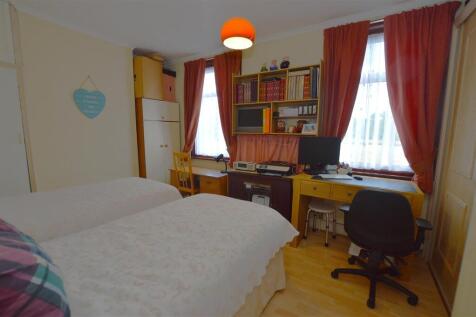 35 Livingstone Road bedroom1.JPG