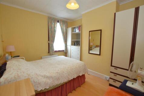 35 Livingstone Road bedroom2.JPG