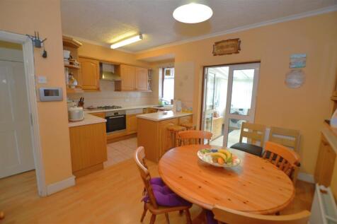 35 Livingstone Road dining room kitchen.JPG